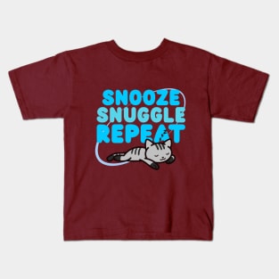 Snooze, snuggle, repeat Kids T-Shirt